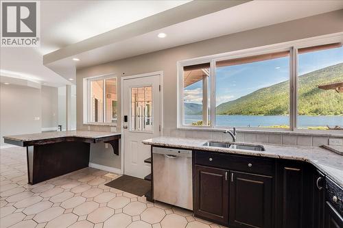 2194 3A Highway, Nelson, BC - Indoor Photo Showing Kitchen