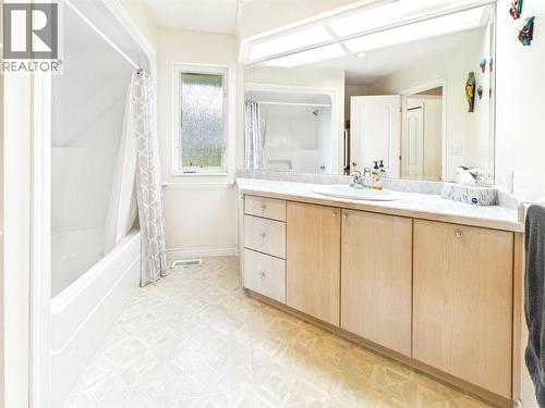Mainfloor bathroom - 2194 3A Highway, Nelson, BC 