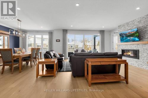 Living room - 956 Eagletrace Drive, London North (North S), ON - Indoor With Fireplace