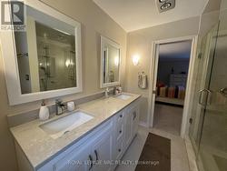 Ensuite w/Double Sinks - 