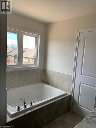 Full bath with a garden tub - 49 Eberhardt Drive, Wasaga Beach, ON - Indoor Photo Showing Bathroom