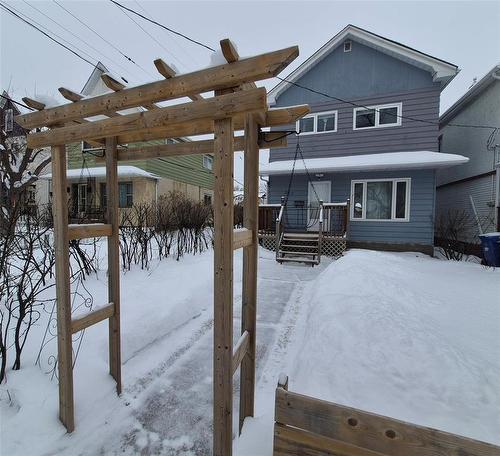 347 Dubuc Street  Winnipeg, MB R2H 1E7