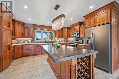 100 Harris Crescent, Southgate, ON - Indoor Photo Showing Kitchen With Upgraded Kitchen