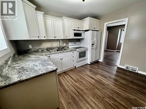 159 Peaker Avenue, Yorkton, SK - Indoor Photo Showing Kitchen
