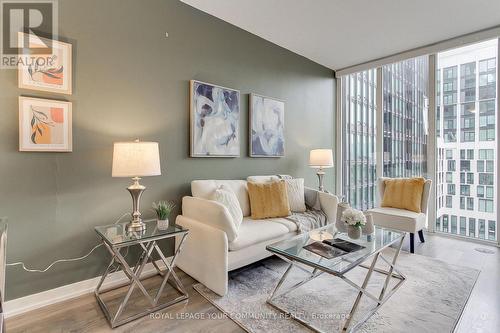 1002 - 426 University Avenue, Toronto, ON - Indoor Photo Showing Living Room