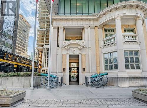 1002 - 426 University Avenue, Toronto, ON - Outdoor