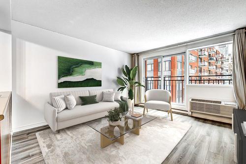 Living room - 622-1225 Rue Notre-Dame O., Montréal (Ville-Marie), QC - Indoor Photo Showing Living Room