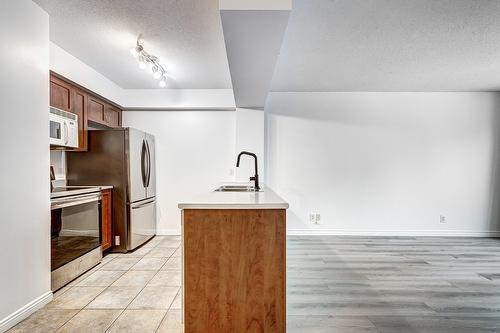 Interior - 622-1225 Rue Notre-Dame O., Montréal (Ville-Marie), QC - Indoor Photo Showing Kitchen With Double Sink