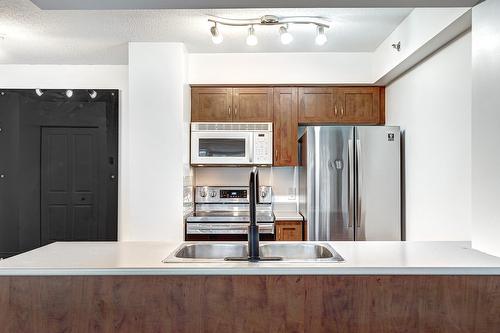 Kitchen - 622-1225 Rue Notre-Dame O., Montréal (Ville-Marie), QC - Indoor Photo Showing Kitchen With Double Sink With Upgraded Kitchen
