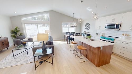 331 Legacy Lookout, Cranbrook, BC - Indoor Photo Showing Kitchen With Upgraded Kitchen