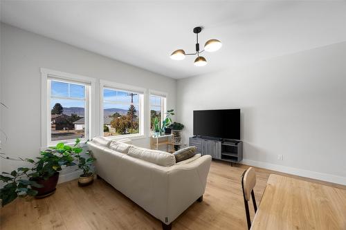 102-321 Centre Avenue, Kamloops, BC - Indoor Photo Showing Living Room