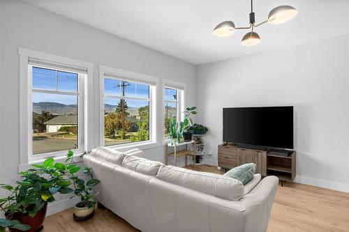 102-321 Centre Avenue, Kamloops, BC - Indoor Photo Showing Living Room