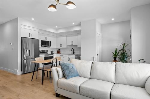 102-321 Centre Avenue, Kamloops, BC - Indoor Photo Showing Living Room