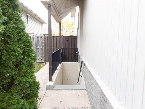 Lower-4694 Helsinki, Windsor, ON 