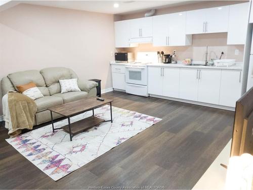 Lower-4694 Helsinki, Windsor, ON 