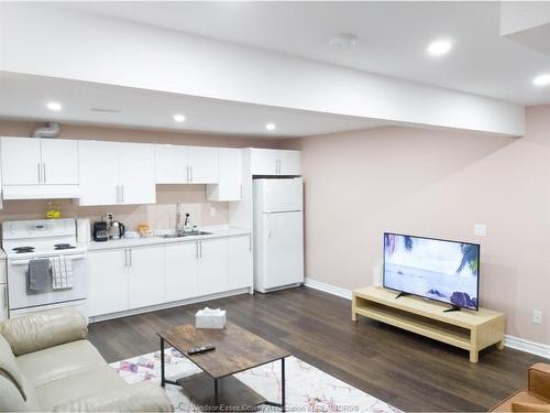 Lower-4694 Helsinki, Windsor, ON 