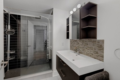 Bedroom - 114-2160 Rue Laforce, Montréal (Ville-Marie), QC - Indoor Photo Showing Bathroom