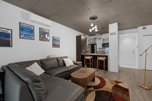 Living room - 114-2160 Rue Laforce, Montréal (Ville-Marie), QC - Indoor Photo Showing Living Room