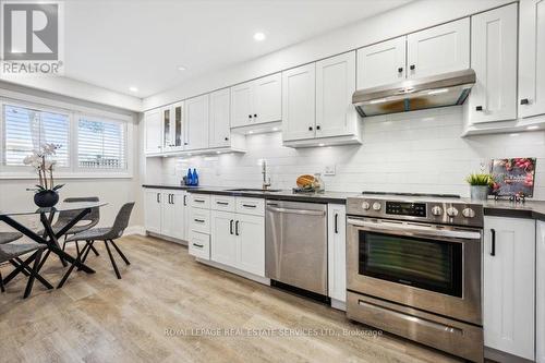 Stylish Kitchen Offers Stainless Steel Appliances - 137 - 1520 Lancaster Drive, Oakville, ON - Indoor Photo Showing Kitchen With Stainless Steel Kitchen With Upgraded Kitchen