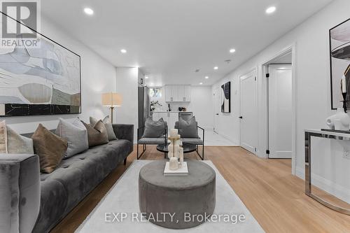 686 Wickens Avenue, Burlington, ON - Indoor Photo Showing Living Room