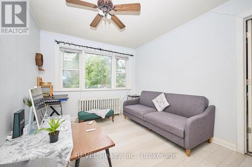 50 Welland Avenue, St. Catharines (Downtown), ON - Indoor Photo Showing Living Room