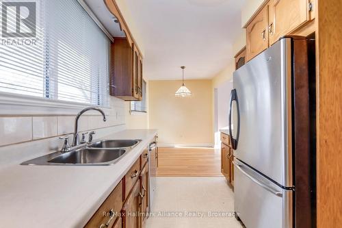 281 Savoy Crescent, Oakville (Sw Southwest), ON - Indoor Photo Showing Kitchen With Double Sink