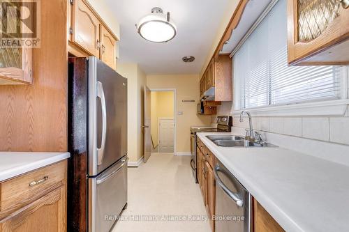 281 Savoy Crescent, Oakville (Sw Southwest), ON - Indoor Photo Showing Kitchen With Double Sink