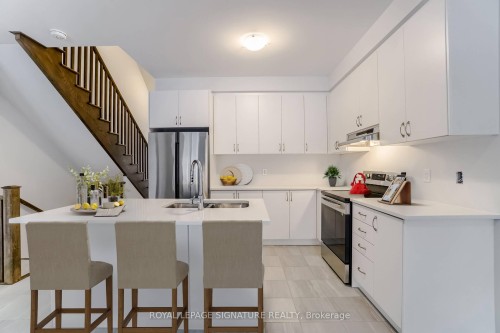 41 Overlea Drive, Brampton, ON - Indoor Photo Showing Kitchen With Upgraded Kitchen