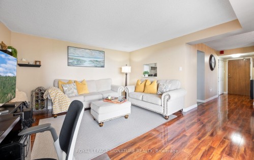 409-6500 Montevideo Road, Mississauga, ON - Indoor Photo Showing Living Room