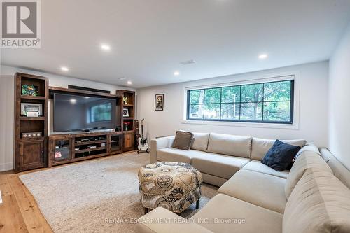 5135 Mulberry Drive, Burlington, ON - Indoor Photo Showing Living Room