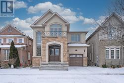 2105 FALLING GREEN DRIVE  Oakville, ON L6M 0G1