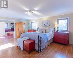 Primary Bedroom w/5-Piece Ensuite & Walk-In Closet - 