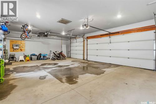 1134 Spadina Crescent E, Saskatoon, SK - Indoor Photo Showing Garage
