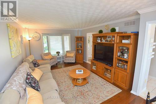 11 Jacqueline Boulevard, Hamilton, ON - Indoor Photo Showing Living Room