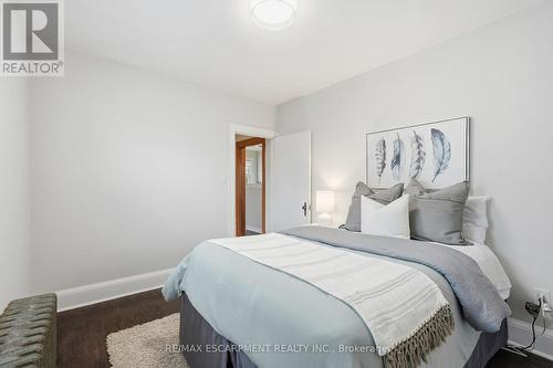 48 Weir Street N, Hamilton, ON - Indoor Photo Showing Bedroom