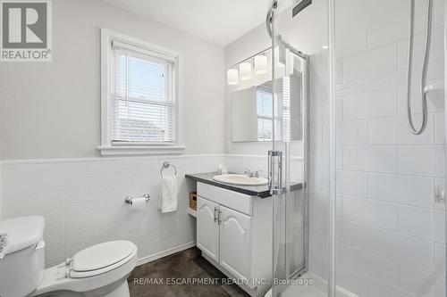 48 Weir Street N, Hamilton, ON - Indoor Photo Showing Bathroom