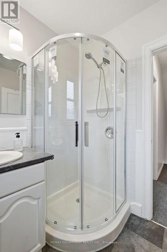 48 Weir Street N, Hamilton, ON - Indoor Photo Showing Bathroom