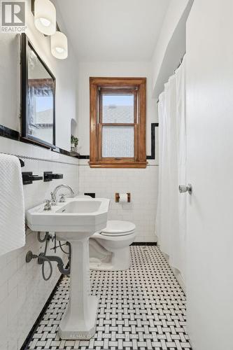 48 Weir Street N, Hamilton, ON - Indoor Photo Showing Bathroom