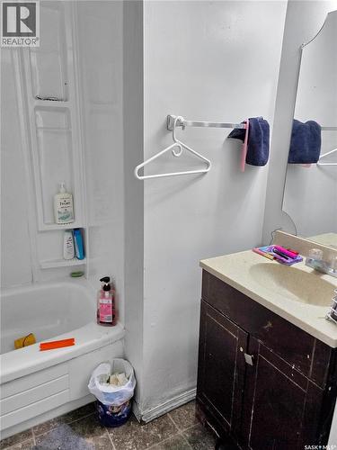 327 S Avenue S, Saskatoon, SK - Indoor Photo Showing Bathroom
