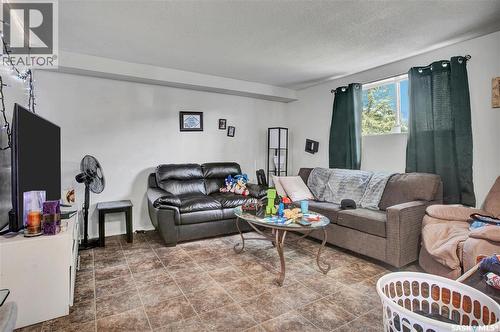 327 S Avenue S, Saskatoon, SK - Indoor Photo Showing Living Room