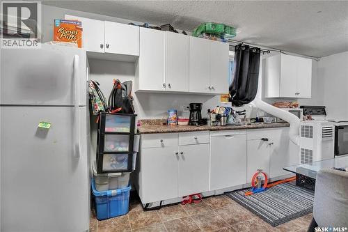 327 S Avenue S, Saskatoon, SK - Indoor Photo Showing Kitchen With Double Sink