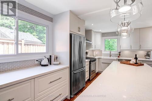 1807 Heather Hills Drive, Burlington, ON - Indoor Photo Showing Kitchen With Upgraded Kitchen