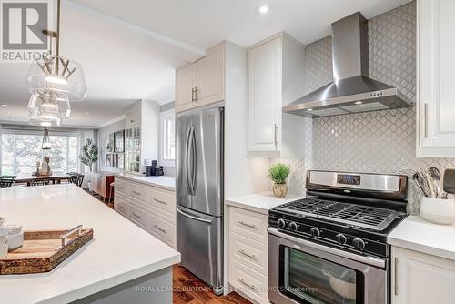 1807 Heather Hills Drive, Burlington, ON - Indoor Photo Showing Kitchen With Upgraded Kitchen