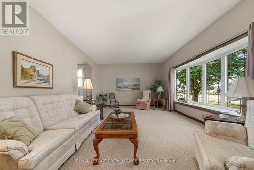 6864 Highway 62, Belleville (Belleville Ward), ON - Indoor Photo Showing Living Room