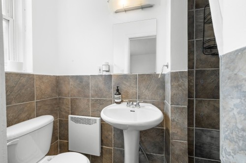 Salle de bains attenante à la CCP - 4683 Av. Bonavista, Montréal (Côte-Des-Neiges/Notre-Dame-De-Grâce), QC - Indoor Photo Showing Bathroom