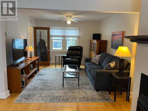 841 Dundee Avenue, Ottawa, ON - Indoor Photo Showing Living Room