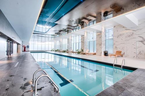 Piscine - 1910-2320 Rue Tupper, Montréal (Ville-Marie), QC - Indoor Photo Showing Other Room With In Ground Pool