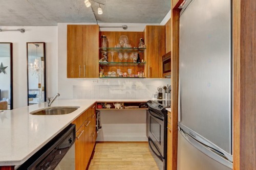 Cuisine - 407-950 Rue Notre-Dame O., Montréal (Le Sud-Ouest), QC - Indoor Photo Showing Kitchen With Upgraded Kitchen