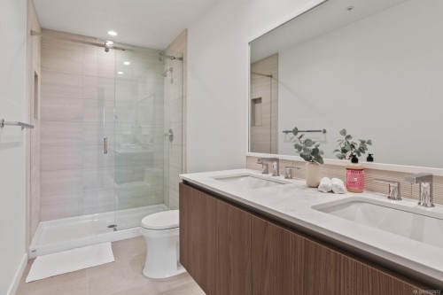 1012-2000 Hannington Rd, Langford, BC - Indoor Photo Showing Bathroom