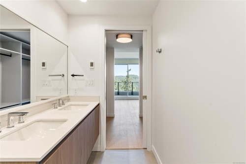 1012-2000 Hannington Rd, Langford, BC - Indoor Photo Showing Bathroom